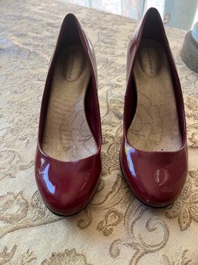 Sz 6 Red Patent Leather Pumps